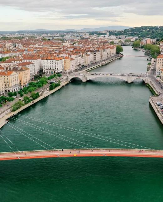 Photo de la ville de Lyon vu du ciel avec la saône